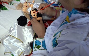 Muñeca otomí inspira originales pesebres navideños en México