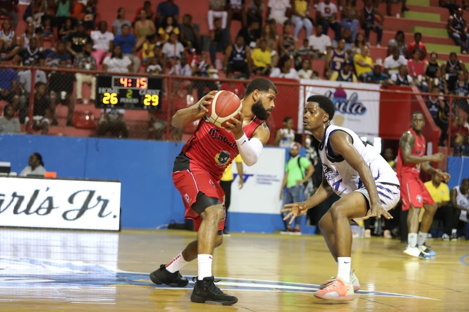 Los Caballos de Coclé siguen liderando de forma invicta el baloncesto panameño