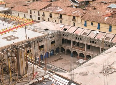 Multan a constructora que destruyó muros incas en el Cusco