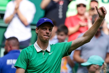 Sinner olvida la derrota en Roland Garros y comienza con buen pie en la hierba de Halle