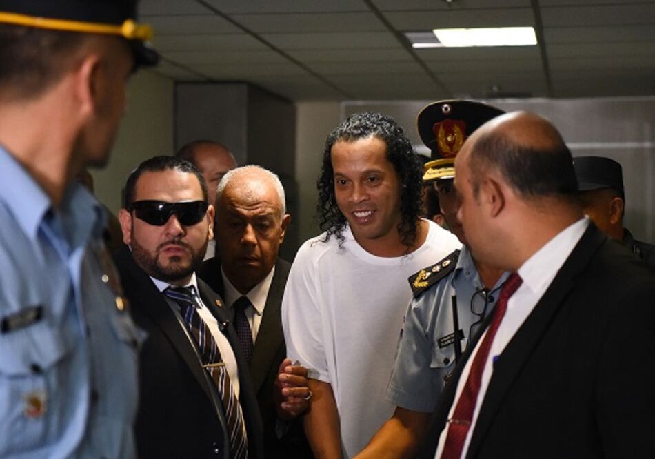 Ronaldinho es detenido nuevamente por orden de un fiscal luego de que juez ordenara su liberación