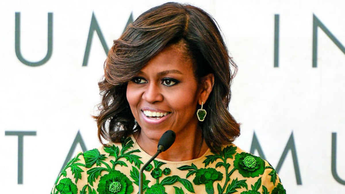 Michelle Obama luce un traje drapeado verde y ‘beige’ de la firma de Naeem Khan en 2014.