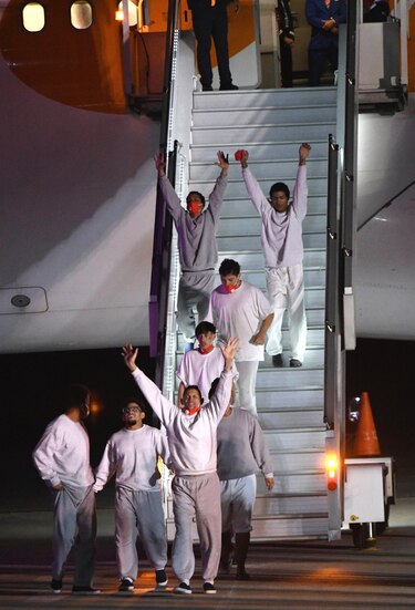 Aterrizó en Venezuela un avión con los 177 migrantes que estaban retenidos en Guantánamo
