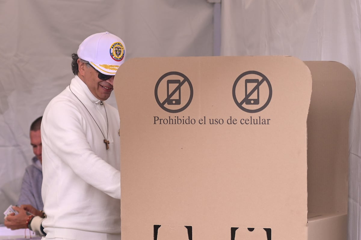 Gustavo Petro denuncia 'muchas irregularidades' en reñida votación que gana Abelardo de la Espriella