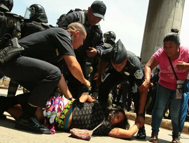 Protesta deja al menos 20 detenidos y a policías heridos