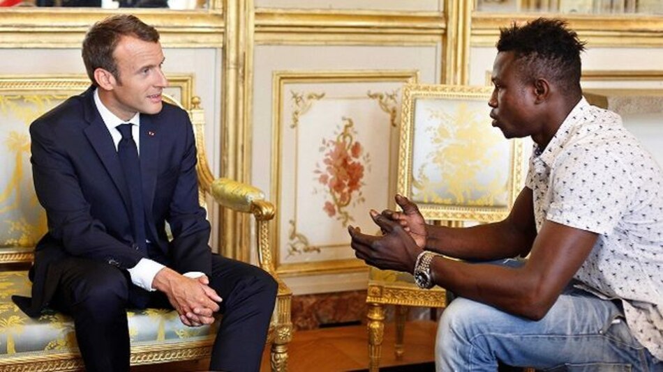 Presidente Macron recompensa a migrante de Mali que salvó a un niño