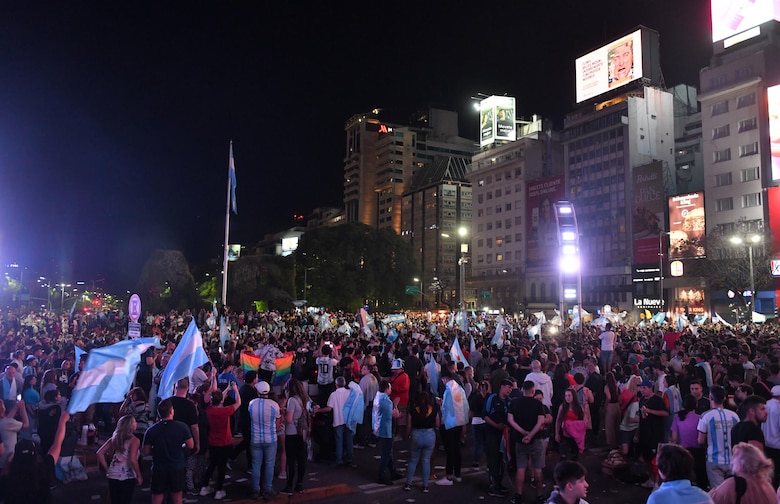El triunfo de Javier Milei en Argentina conmociona y divide a América Latina