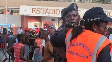 Estampida en estadio deja 17 muertos en Angola