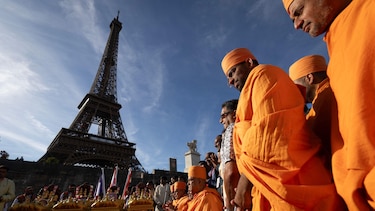 Abren una investigación después de que el personal femenino de la Torre Eiffel fuera sustituido por hombres durante una visita religiosa