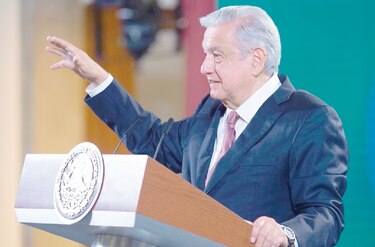 Presidente de México suspende acto público tras irrupción de manifestantes