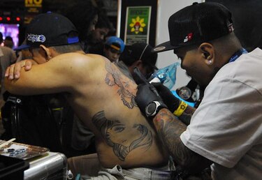 Alerta a tatuadores: Minsa pide no usar agujas y tintas marca White and Blue Lion