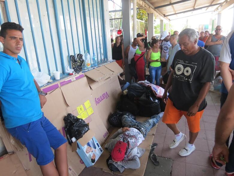 A punto de colapsar frontera de Paso Canoas por llegada masiva de cubanos migrantes