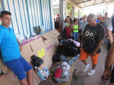 A punto de colapsar frontera de Paso Canoas por llegada masiva de cubanos migrantes