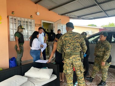 Imputan cargos y ordenan detención a implicados en red de tráfico internacional de autos
