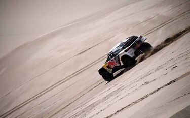 Loeb gana quinta etapa en autos; Peterhansel recupera el liderato
