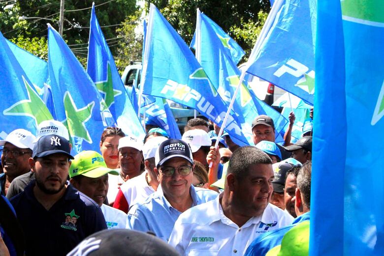Candidatos presidenciales libran un duelo de promesas por el voto