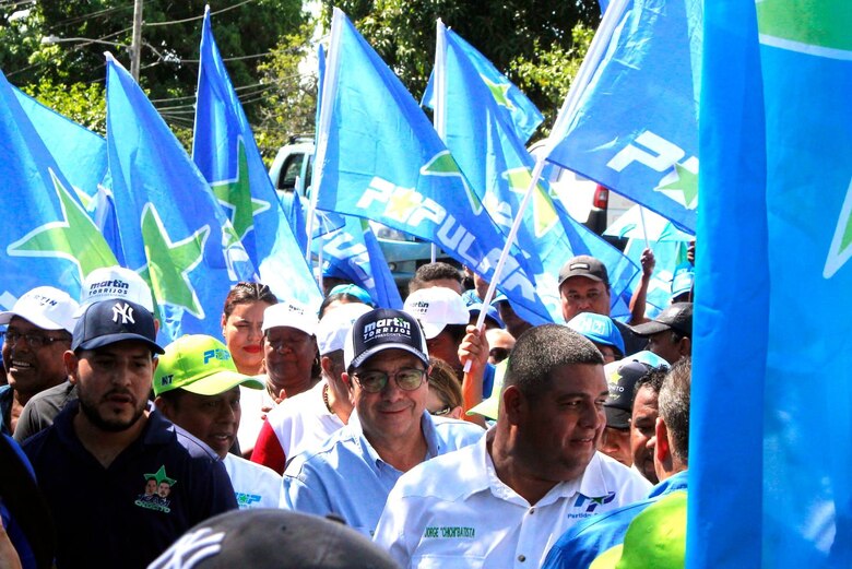 Candidatos presidenciales libran un duelo de promesas por el voto