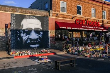 Un paramédico dice que George Floyd ya estaba muerto cuando él llegó al lugar del arresto