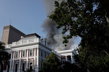 Incendio destruye la totalidad de la Asamblea Nacional sudafricana