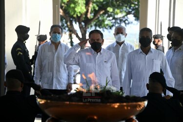 Discursos, ofrendas florales y marchas para conmemorar el 9 de enero