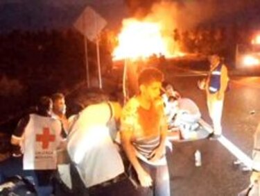Al menos 24 muertos en choque de autobús y camión cisterna en México