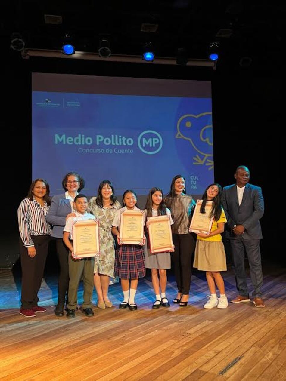 Premian a los ganadores del concurso de cuento Medio Pollito 2023