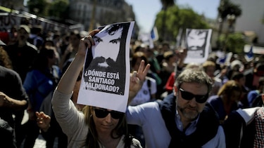 Macri encara legislativas marcadas por joven desaparecido