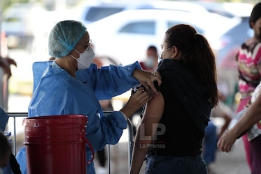 La vacunación obligatoria ‘es un tema que está sobre la mesa’, dice el titular de Salud