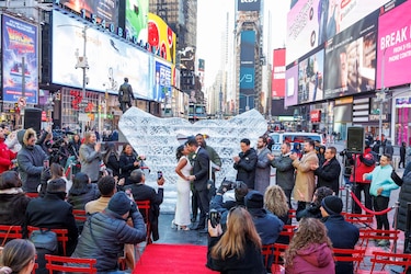 San Valentín en Times Square: bodas, pedidas de mano y renovación de votos de amor eterno