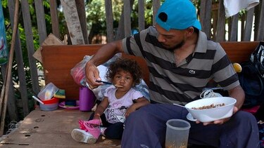 Venezolanos atrapados improvisan una nueva vida en Brasil