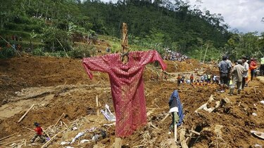 Sube a 39 el balance de víctimas de un corrimiento de tierra en Indonesia