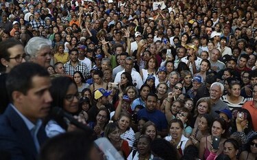 Guaidó presiona a Maduro en las calles con manifestaciones por los apagones