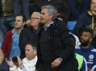 Acusan a Mourinho de conducta indebida por felicitar al árbitro