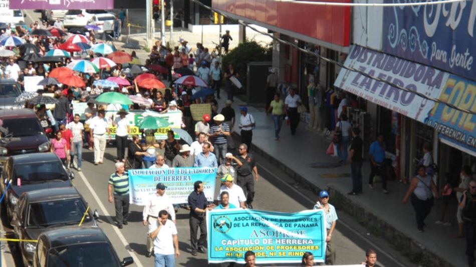 Docentes herreranos marcharon para pedir la remoción de director regional encargado