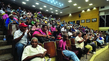 Aprueban en tercer debate pago de décimos