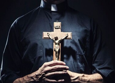 Iglesia destituye a tres sacerdotes salvadoreños por abuso sexual de menores
