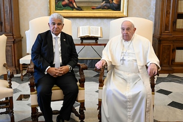 Mulino se reúne con el papa y le regala libros sobre el Canal 