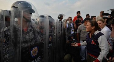 'O abren o abrimos', gritan manifestantes que claman por la ayuda humanitaria