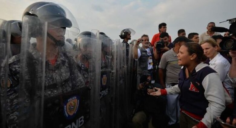 'O abren o abrimos', gritan manifestantes que claman por la ayuda humanitaria