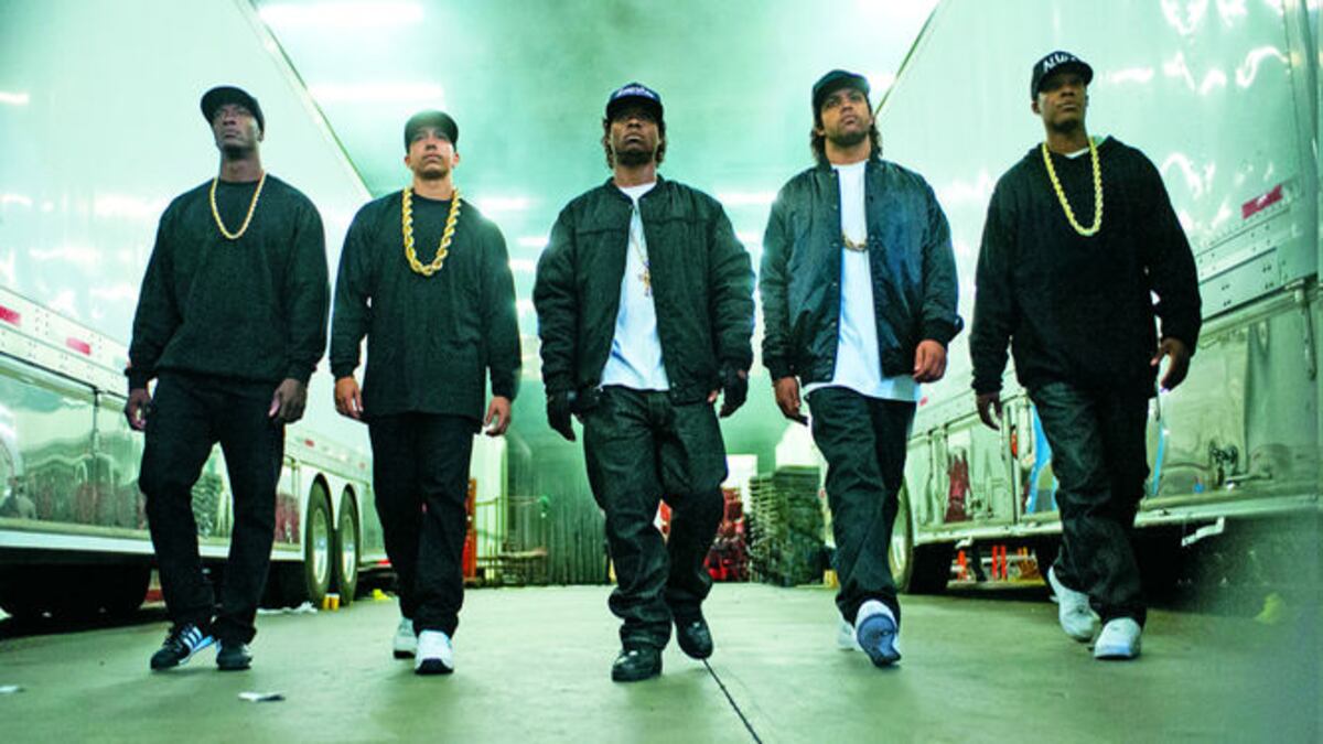 ‘Straight Outta Compton’ viaja en el tiempo hasta los guetos de la California de la década de 1980.