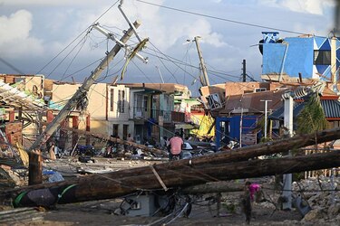 Buscando cualquier cosa para comer por las calles: la desesperación en Jamaica tras la devastación causada por el huracán Melissa