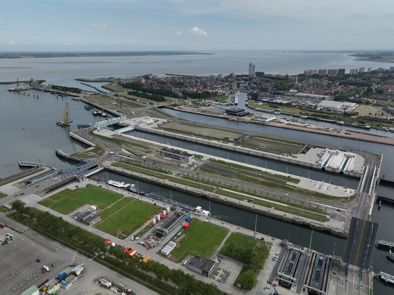 Países Bajos y Bélgica inauguran la megaesclusa Terneuzen, comparable a las del Canal de Panamá