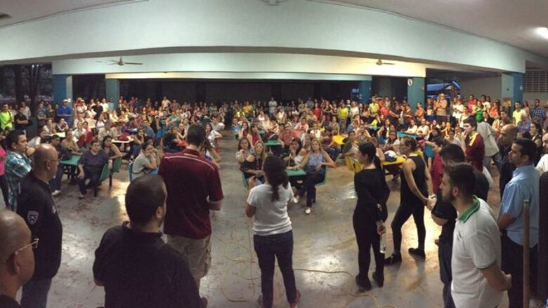 Venezolanos deciden hoy si desconocen al gobierno de Nicolás Maduro