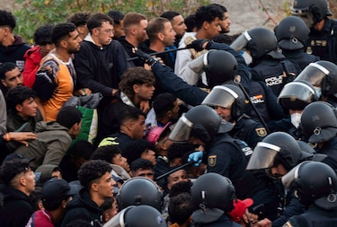 Las imágenes de la tensión durante el intento de desalojo de miles de migrantes de las playas de Ceuta