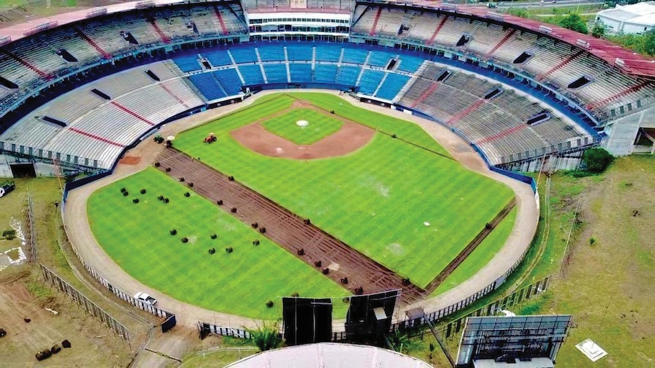Iniciaron los trabajos de colocación de la cancha de fútbol en el Estadio Rod Carew