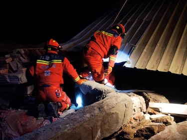 Continúan las tareas de rescate en noroeste de China tras terremoto que deja al menos 127 muertos