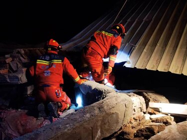 Continúan las tareas de rescate en noroeste de China tras terremoto que deja al menos 127 muertos