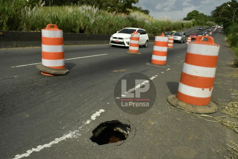 Tras hundimiento, un carril de la vía Panamericana, en Loma Cová, fue cerrado