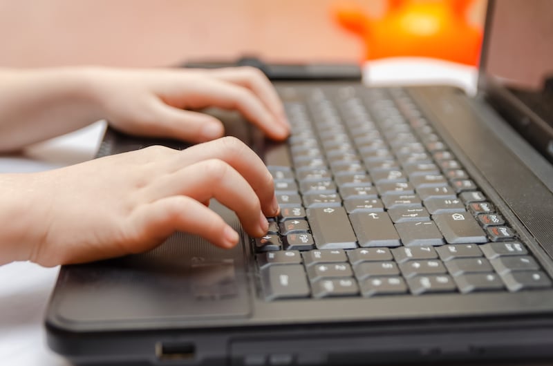 Licitación de laptops del Meduca se reduce a solo dos empresas en competencia