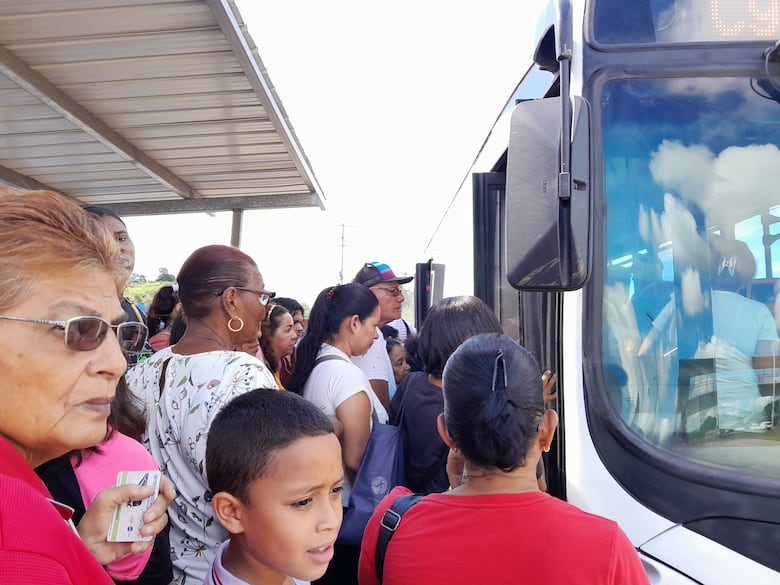 Pacientes vulnerables sufren por largas esperas y altos costos en transporte hacia la Ciudad de la Salud